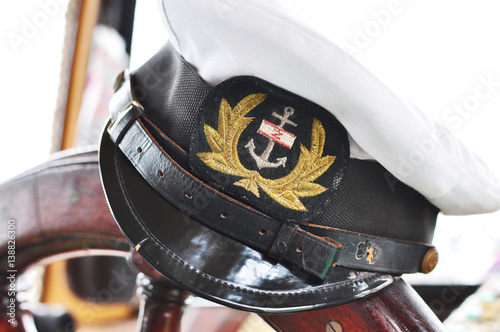 Quadro su tela Captain's hat on steering wheel.