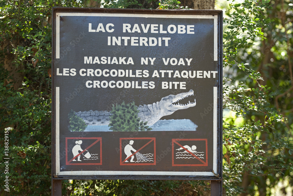 Fototapeta premium panneau attaque de crocodile, Parc National d'Ankarafantsika, Lac Ravelobe, Madagascar