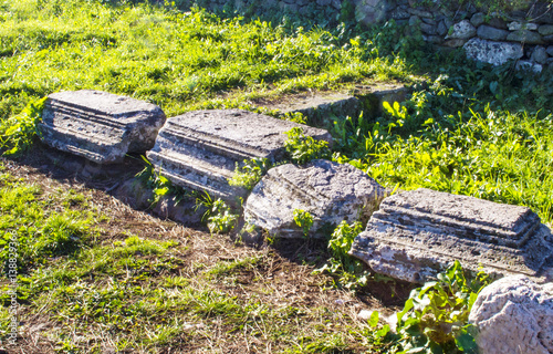 colonna spezzata in un sito archeologico