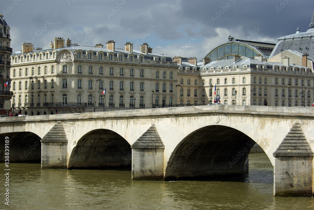 Le pont Royal franchissant la Seine à Paris, France