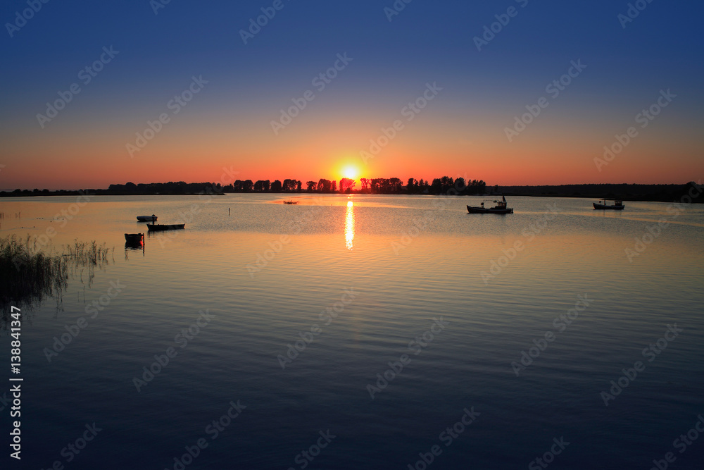 Fischerboote in der Ostsee bei Sonnenuntergang, Insel Rügen, Deutschland