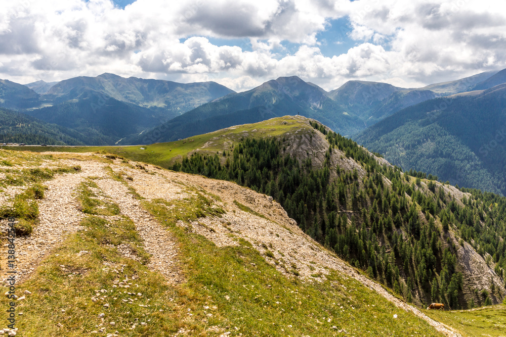Fototapeta premium Bergpanorama unter Wolkenhimmel in den Kärntner Nockbergen