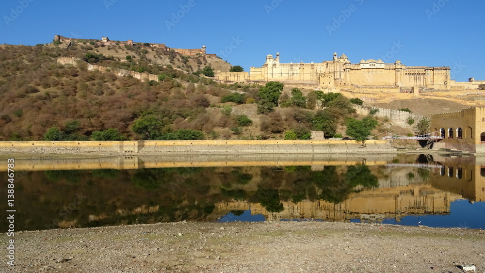 Lago Maotha delante del fuerte Amber y vista del fuerte Jaigart en la colina. Jaipur . Rajasthan. India 