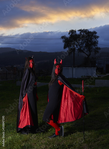 Dos mujeres jóvenes disfrazadas de demonio en Halloween