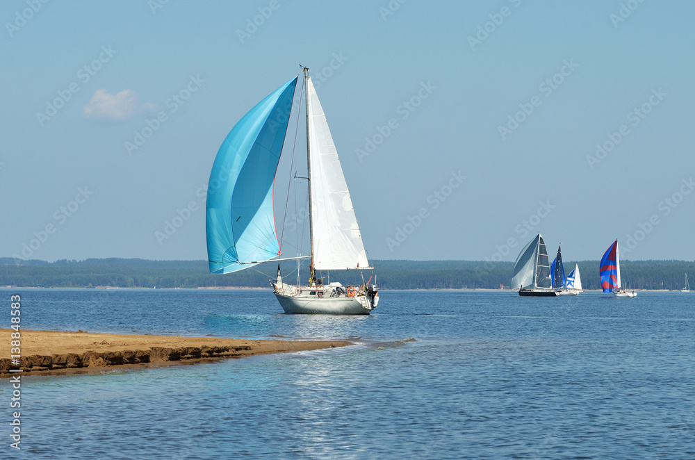Obraz premium Sailing boats on the river, the reflection on water in the distance shore.