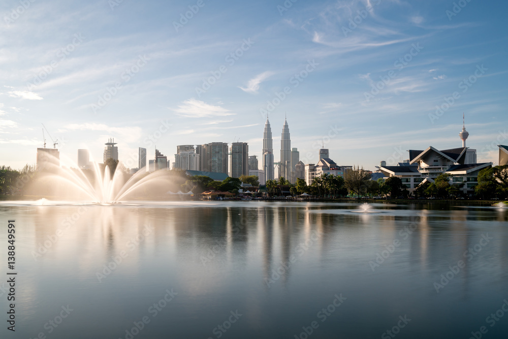 Obraz premium Kuala Lumpur skyline and fountation at Titiwangsa Park in Kuala Lumpur. Malaysia.