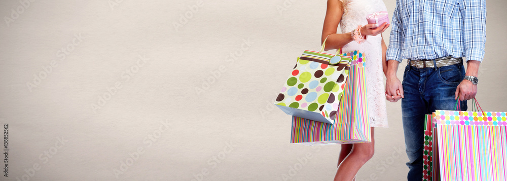 Obraz premium Couple with shopping bags