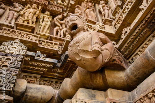 Tableau sur toile Close up of artful ancient carvings, Khajuraho Group of Monuments, India