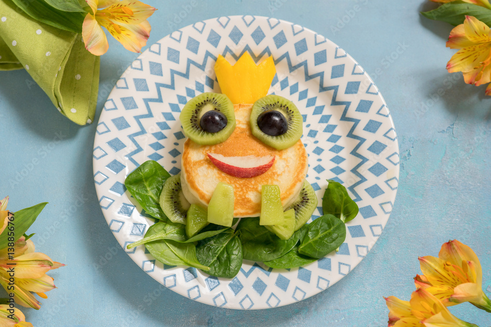 Naklejka premium Breakfast for kids - frog prince pancake