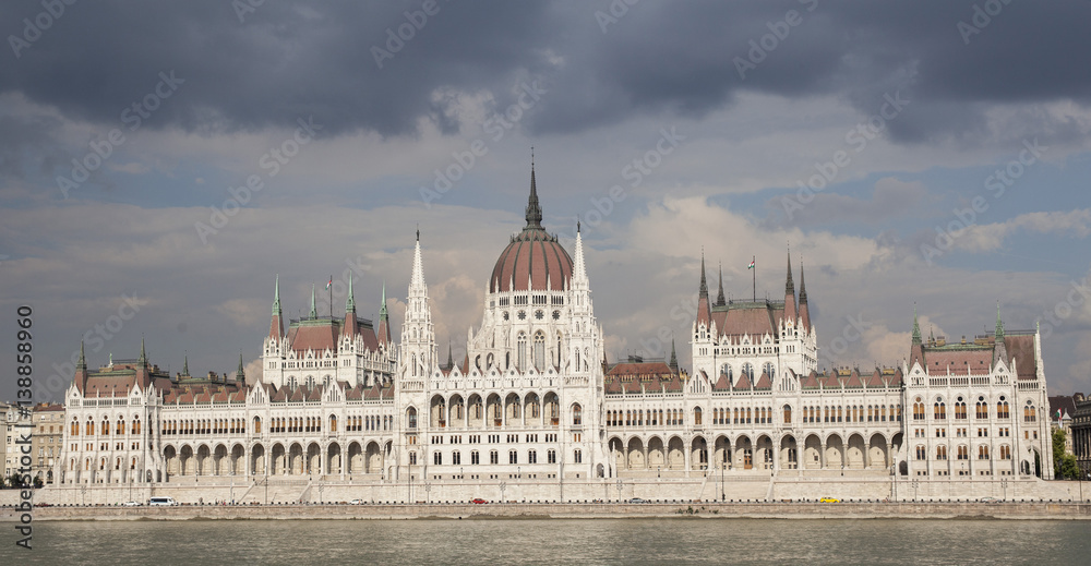 Fototapeta premium The parlament building in Budapest right before a rain shower