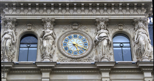 Paris - Horloge sur immeuble