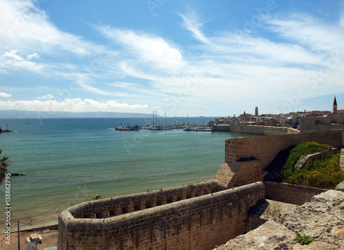 Вид на Средиземное море и старинную крепость в городе Акко. Израиль