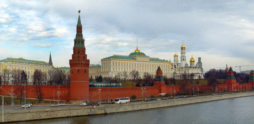 Кремлевская набережная. Большой Кремлевский дворец . Москва
