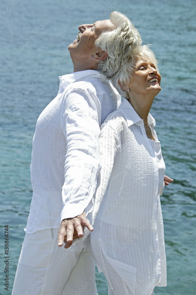 Glueckliches Senioren Paar im Urlaub am Meer