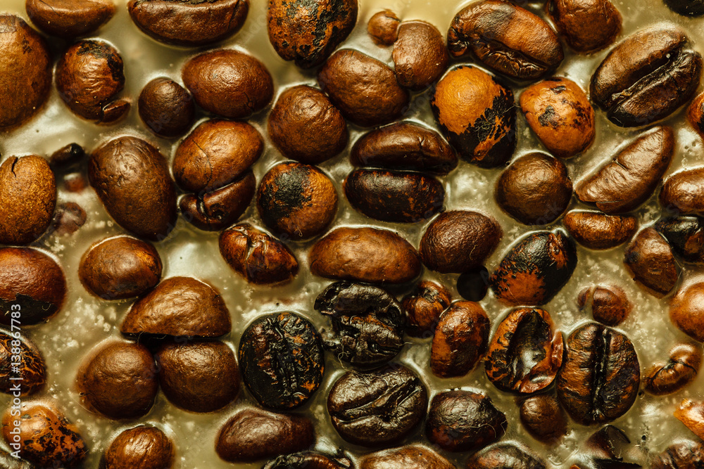 Obraz premium Detailed closeup of coffee in candle wax
