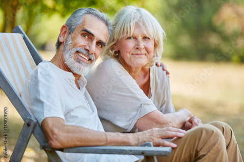 Senioren Paar sitzt glücklich im Liegestuhl