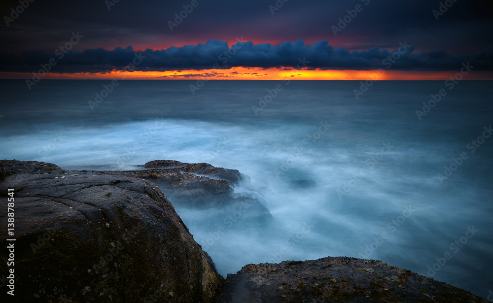 Fototapeta premium Beautiful sunset with red sun and ocean