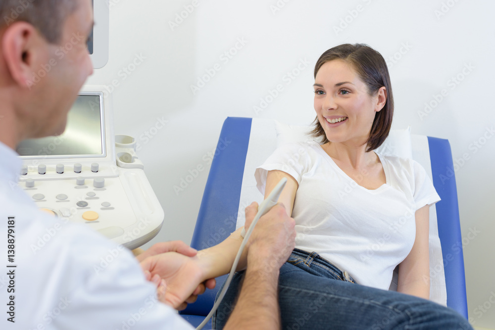 Obraz premium Female patient having scan on arm