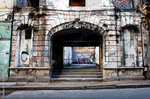 Old shabby house in Old Havana © Lena Wurm