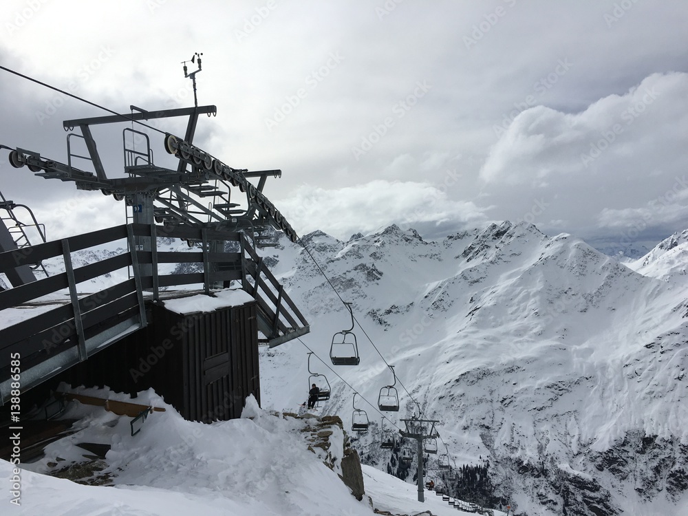 Skilift in den Alpen von St. Anton