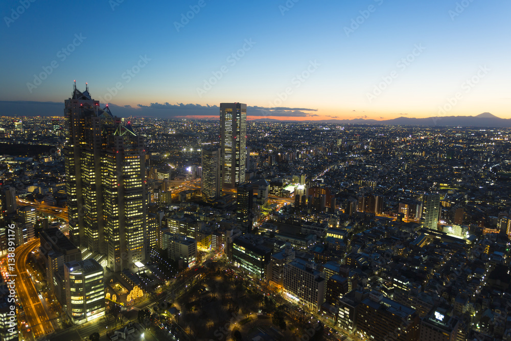 富士山と新宿高層ビル街　夕景　夜景　街並の表情　西に広がる住宅街　中野区　世田谷区