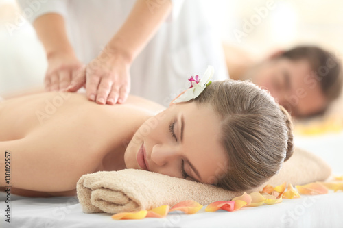 Młoda piękna kobieta ma masaż w zdroju salonie
