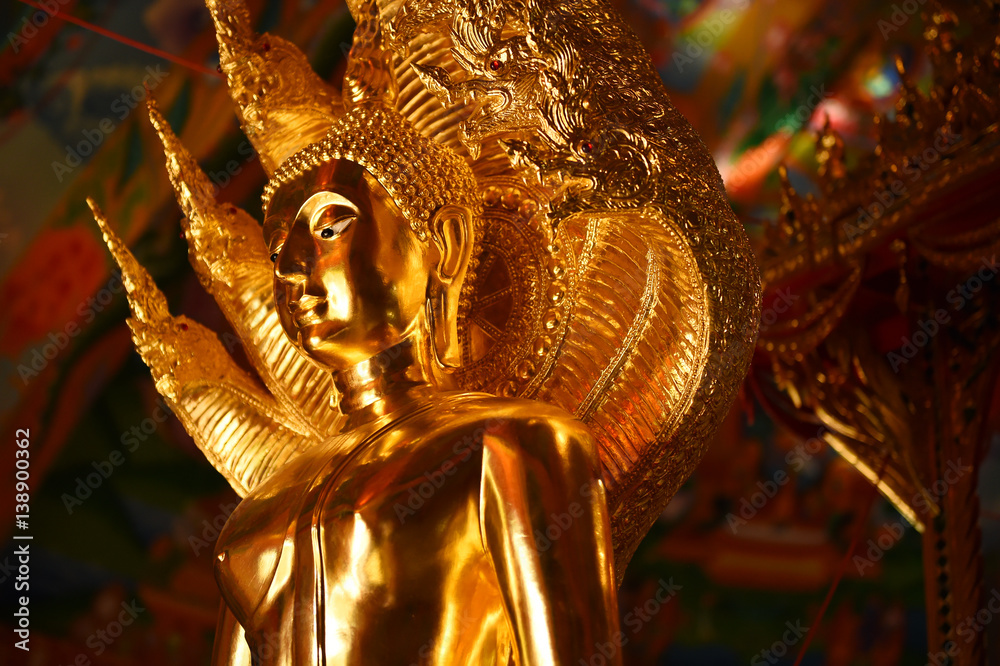 Obraz premium Buddha statue in the temple of Thailand