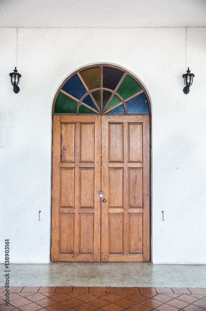 Obraz premium old door with lamp on wall