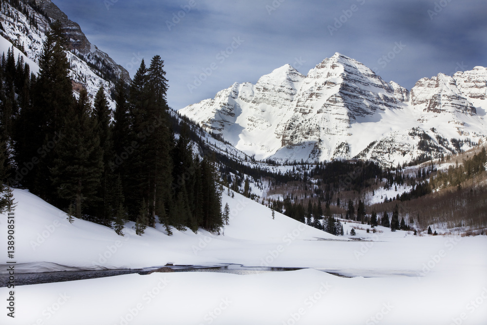 Fototapeta premium Snow covered Maroon Bells, Winter, Colorado