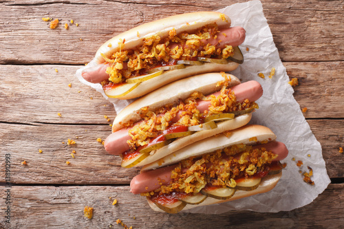 Fotografia Danish food: hot dogs with crispy onions and pickled cucumbers close-up