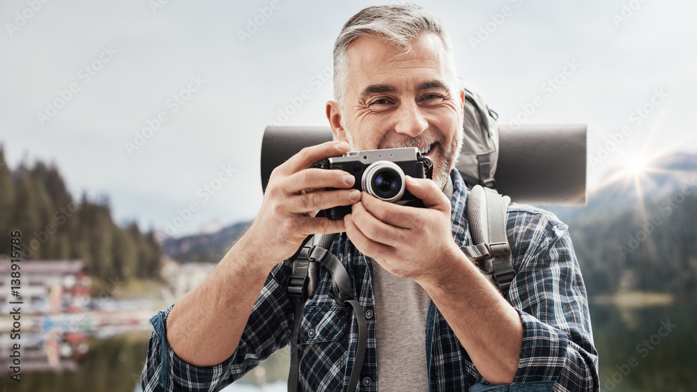 Obraz premium Explorer shooting pictures in nature