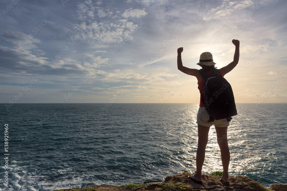 Obraz premium Traveler asia woman on sea cliff