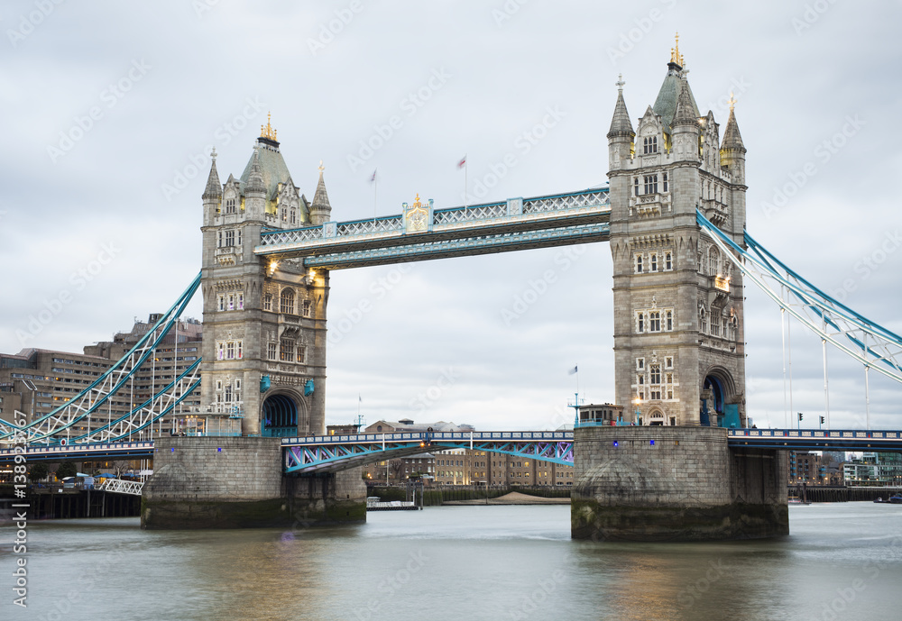 Fototapeta premium Afternoon view of Tower Bridge in London city