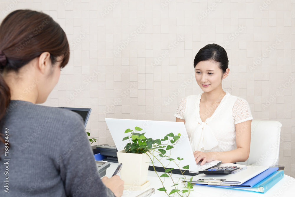 オフィスで働く女性 オフィスで働く女性