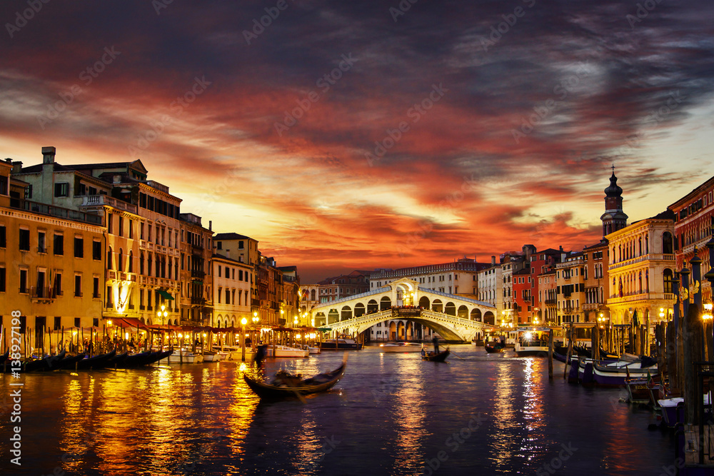Obraz premium Ponte Rialto i gondola o zachodzie słońca w Wenecji, Włochy