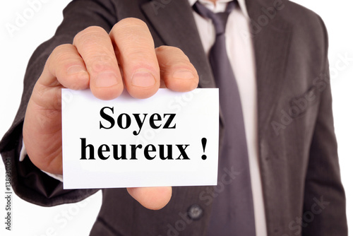 Homme tenant une carte avec soyez heureux écrit dessus  photo