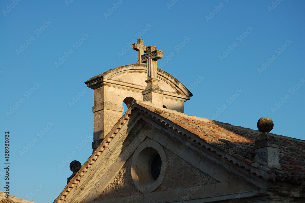 Iglesia y cruces en Cuenca