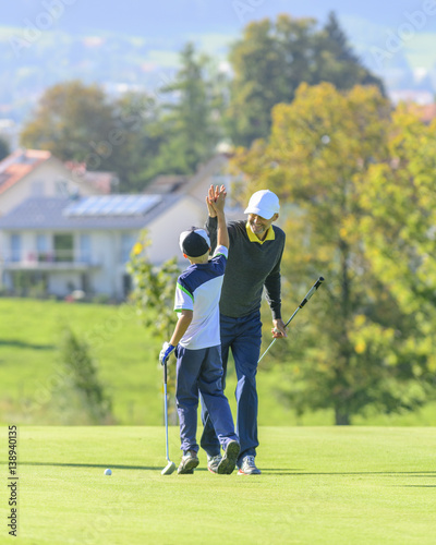 Give me five auf dem Golfplatz photo