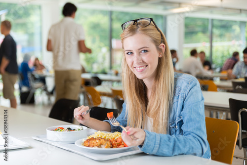 Studentin isst in Mensa photo