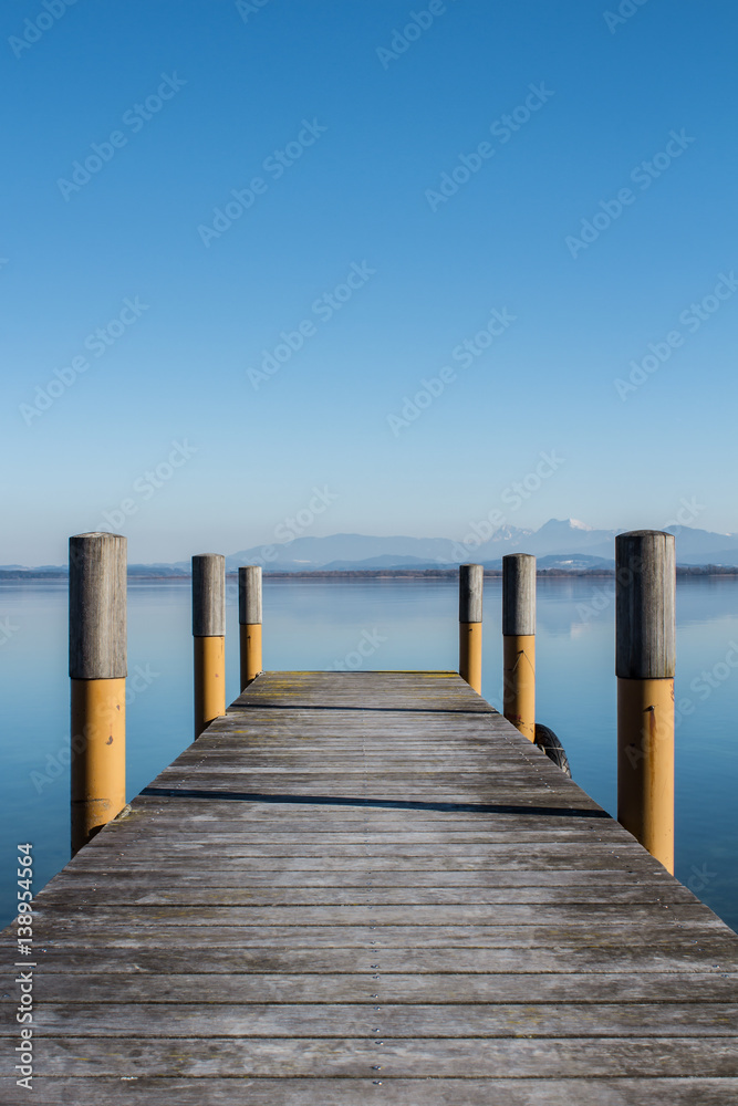 Fototapeta premium Bootssteg am Chiemsee im Chiemgau in Bayern