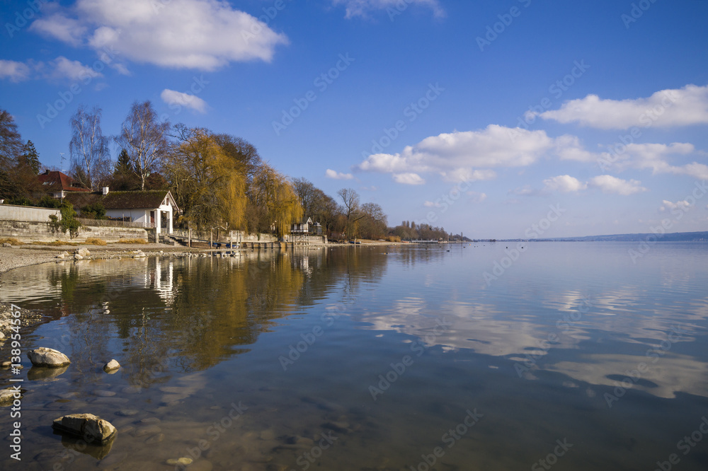 Fototapeta premium Schöne Wolkenspiegelung am Bodensee im Frühjahr 