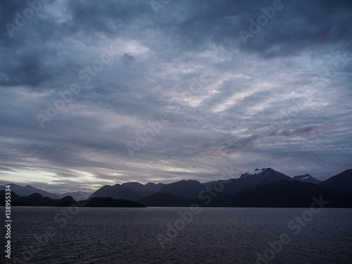 Fotografi Dark brooding skies over archipelago of islands