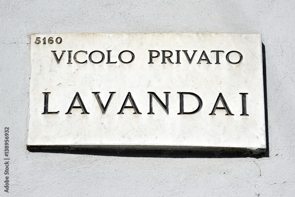 Milano - Anticipo di primavera sui navigli - vicolo dei lavandai Milano - Anticipo di primavera sui navigli - vicolo dei lavandai