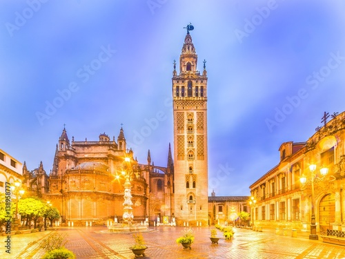 Cathedral de Santa Maria de la Sede with the Giralda bell tower in Sevilla, Andalusia, Spain.