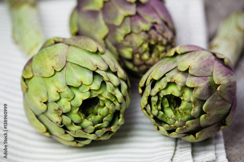 Obraz premium artichokes on wooden board