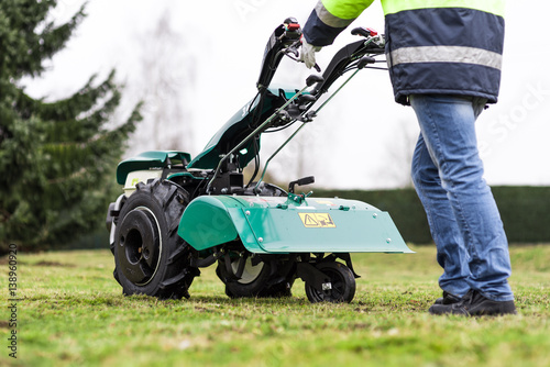 Motoculteur dans jardin photo