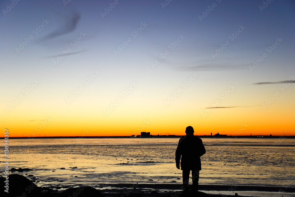 Fototapeta premium Man silhouette watching the skyline