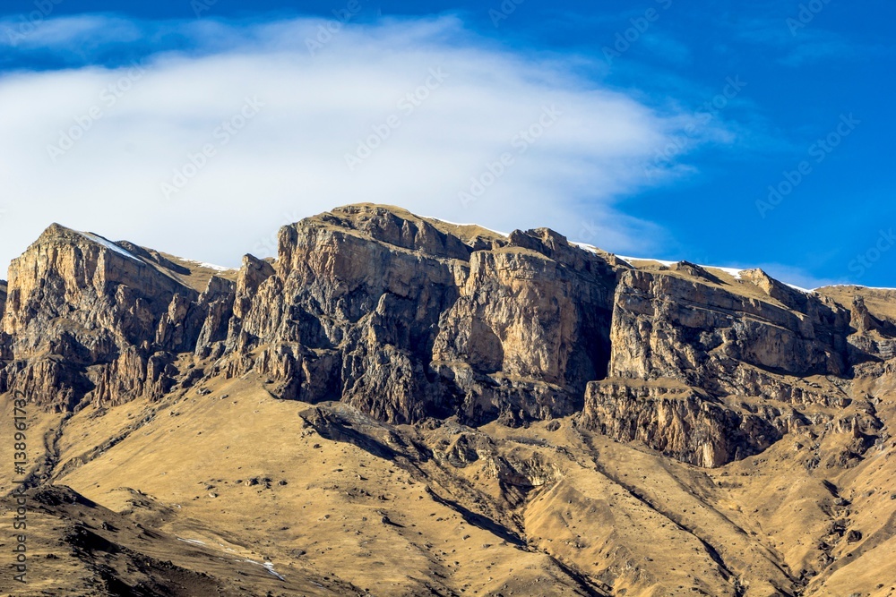 Fototapeta premium Горный пейзаж, вид на высокие скалы, природа Северного Кавказа