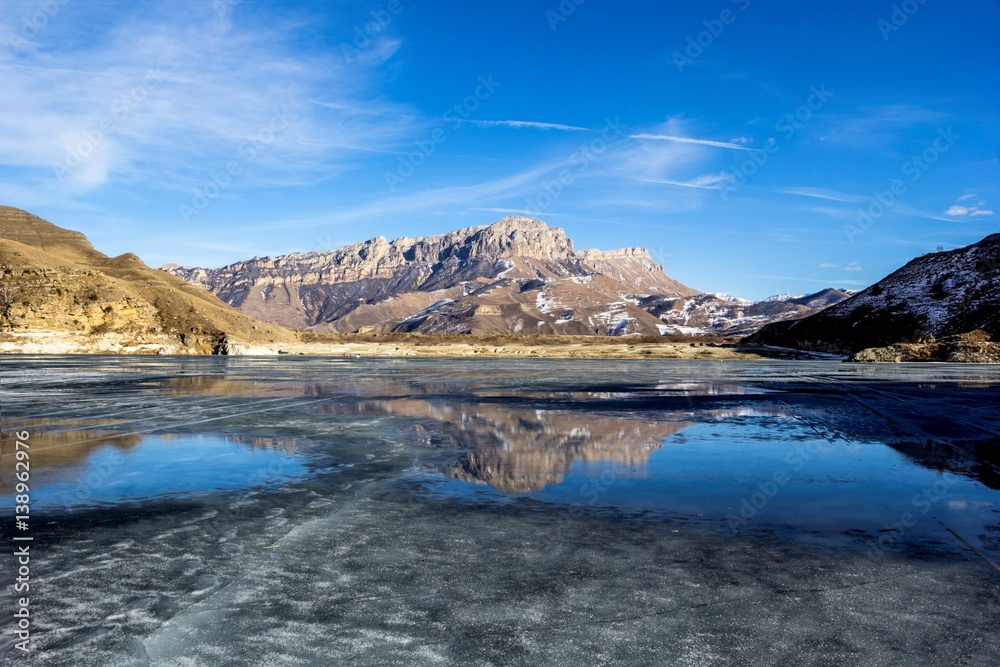 Fototapeta premium красивый вид на горное озеро, отражение гор в воде, весенний пейзаж, природа Северного Кавказа