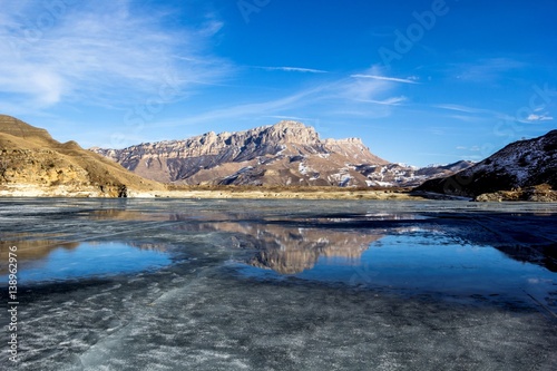 красивый вид на горное озеро, отражение гор в воде, весенний пейзаж, природа Северного Кавказа